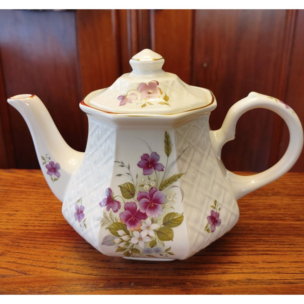 VTG SADLER TEAPOT in Basket Weave Lattice Pattern Purple Floral Vine Design EC